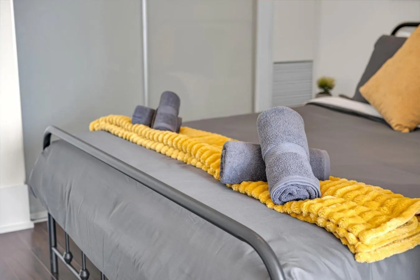 Cn Tower View 2 Bed Home Near Rogers Centre, Scotiabank, Mtcc Toronto 0*,  Canadá
