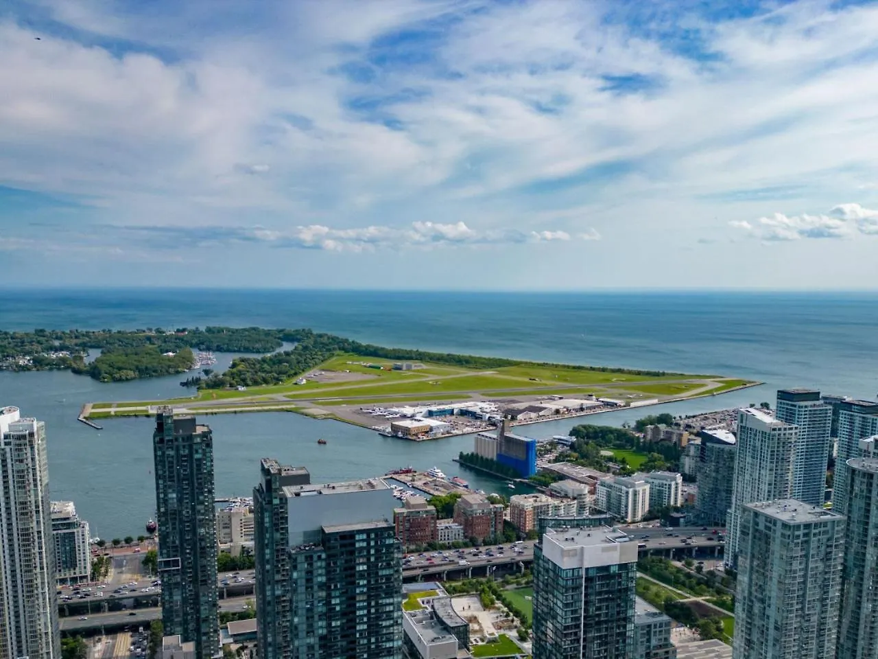 Casa de Férias Cn Tower View 2 Bed Home Near Rogers Centre, Scotiabank, Mtcc Toronto Canadá