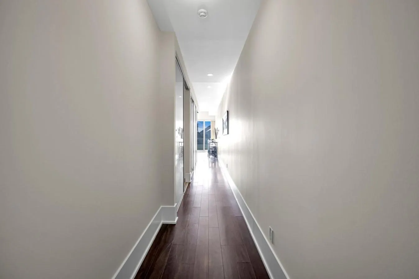 Casa de Férias Cn Tower View 2 Bed Home Near Rogers Centre, Scotiabank, Mtcc Toronto