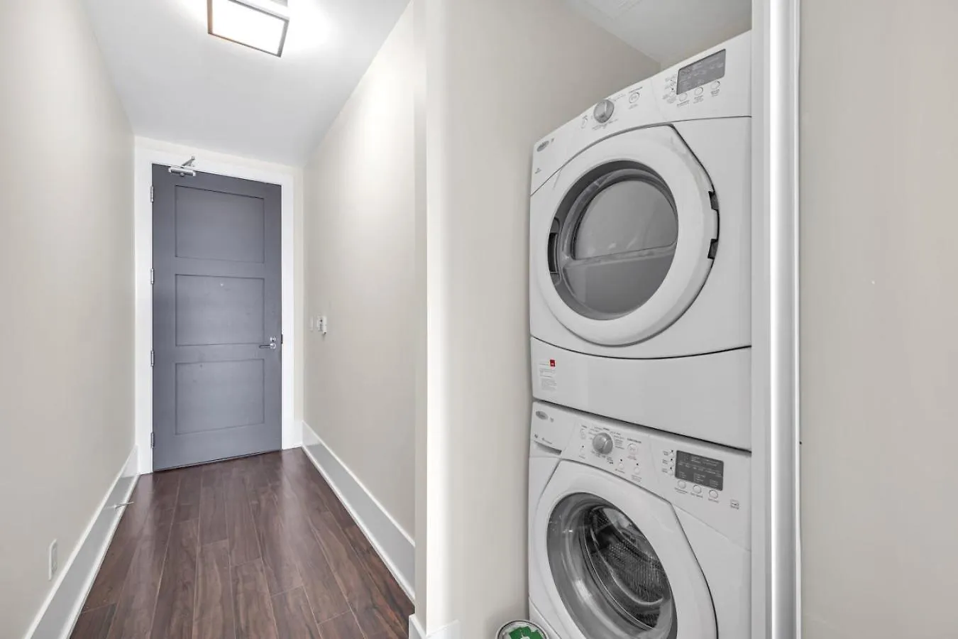 Casa de Férias Cn Tower View 2 Bed Home Near Rogers Centre, Scotiabank, Mtcc Toronto
