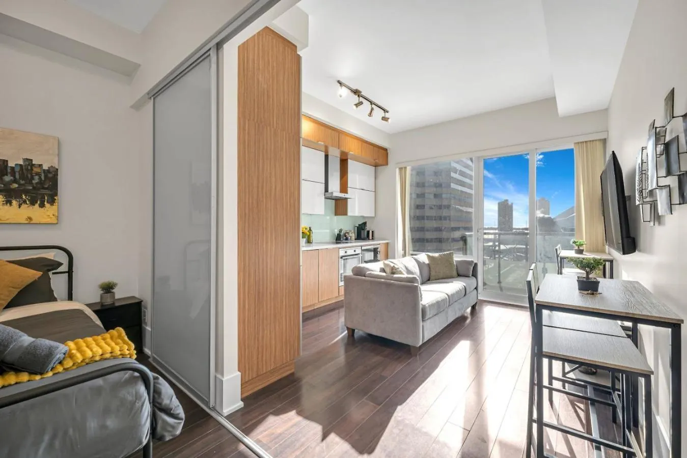 Feriehus Cn Tower View 2 Bed Home Near Rogers Centre, Scotiabank, Mtcc Toronto